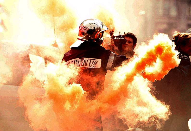 В марте 2004 года тысячи французских пожарных вышли на улицы с требованием улучшений условий труда и признания их профессии особо опасной, что гарантирует ранний выход на пенсию.