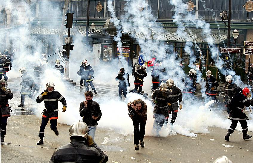 В марте 2004 года тысячи французских пожарных вышли на улицы с требованием улучшений условий труда и признания их профессии особо опасной, что гарантирует ранний выход на пенсию.