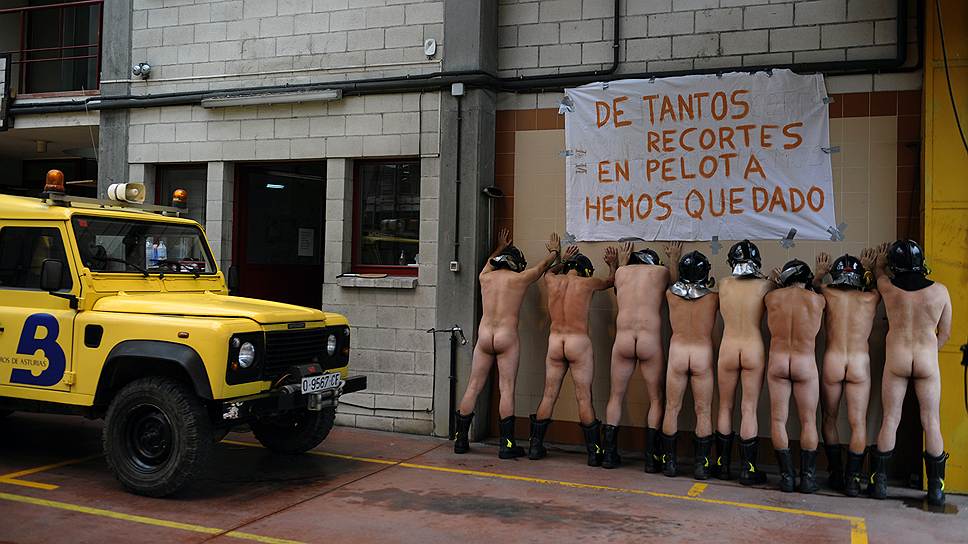 Акция протеста испанских пожарных в Мьересе против урезания бюджета. Надпись на баннере: «Такие сокращения оставляют нас ни с чем». 19 июля 2012
