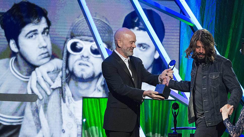 Музыкант Майкл Страйп вручает награду экс-ударнику Nirvana Дэйву Гролу