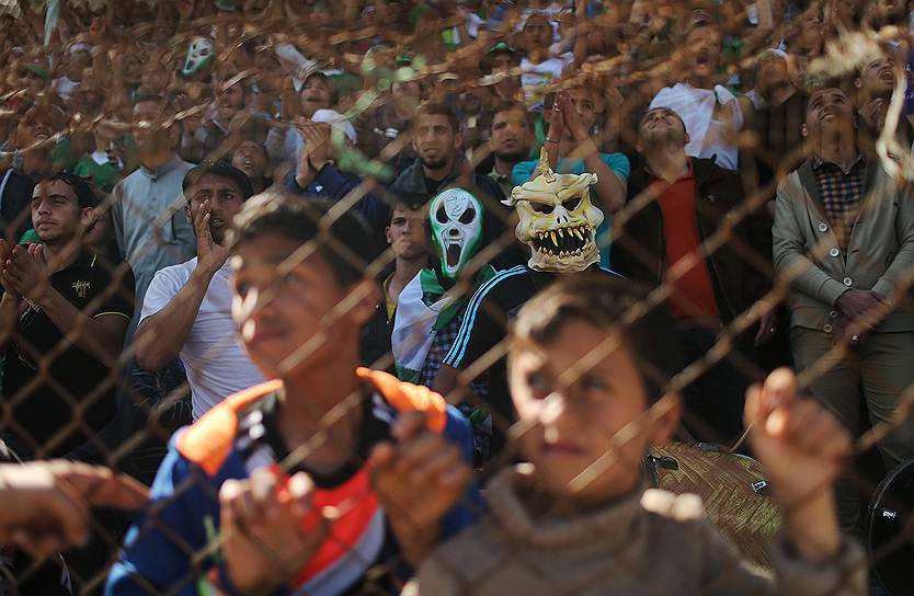 Палестинские болельщики во время футбольного матча на стадионе в Газе