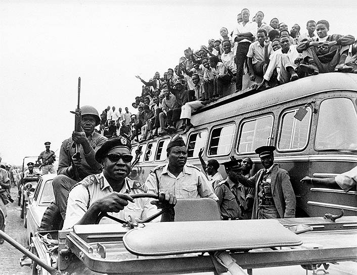 Практически не получив начального образования и сменив ряд занятий, в 1946 году Иди Амин, неграмотный продавец сладкого печенья, отправился служить в британскую армию, где занял должность помощника повара в стрелковой дивизии. Позднее Амин, уже в звании рядового, отбывал службу в Кении и в Сомали. В боях с повстанцами на территории этих государств он проявлял мужество и исключительную жестокость, что обеспечило ему продвижение по служебной лестнице: в 1961 году, за год до получения его страной независимости, Амин был в числе первых двух угандийцев, повышенных до звания лейтенанта британской армии