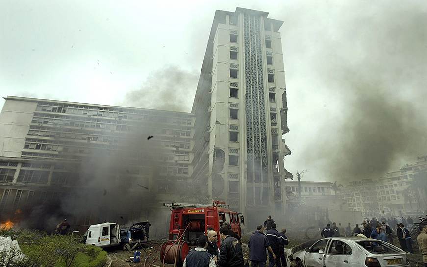 2007 год. В результате двух взрывов в Алжире погибли 33 человека, 222 человека получили ранения