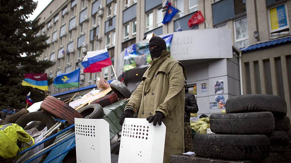 Баррикады у здания Службы безопасности Украины в Луганске, которое удерживают сторонники федерализации