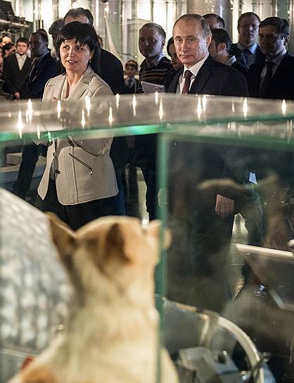 Владимир Путин во время посещения Мемориального музея космонавтики в Москве. Слева — директор музея Наталья Артюхина