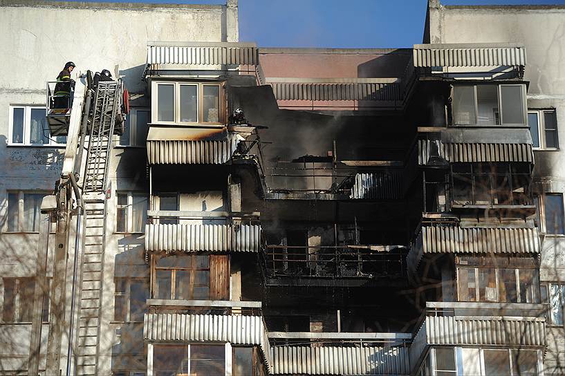 Последствия пожара в жилом доме на улице Санникова в Москве