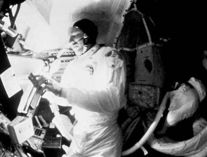 1970 год. На космическом корабле «Аполлон-13» произошел взрыв кислородного баллона, что сделало невозможным высадку на Луну и создало угрозу для жизни экипажа. По итогам развернувшейся спасательной операции члены экипажа благополучно вернулись на землю