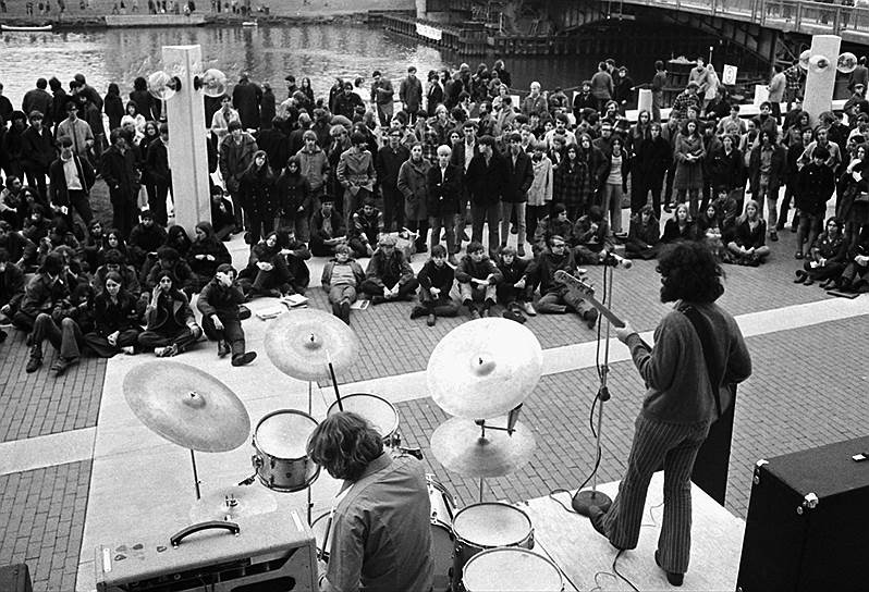 Сейчас в это сложно поверить, но фраза «Секс, наркотики, рок-н-ролл» не плод устного народного творчества бурных 1960–1970-х. У нее есть вполне конкретный автор — Иэн Дьюри, вокалист британской группы Ian Dury And The Blockheads. «Sex &amp; Drugs &amp; Rock &amp; Roll» — название композиции, выпущенной в 1977-м на одноименном сингле Иэна Дьюри

