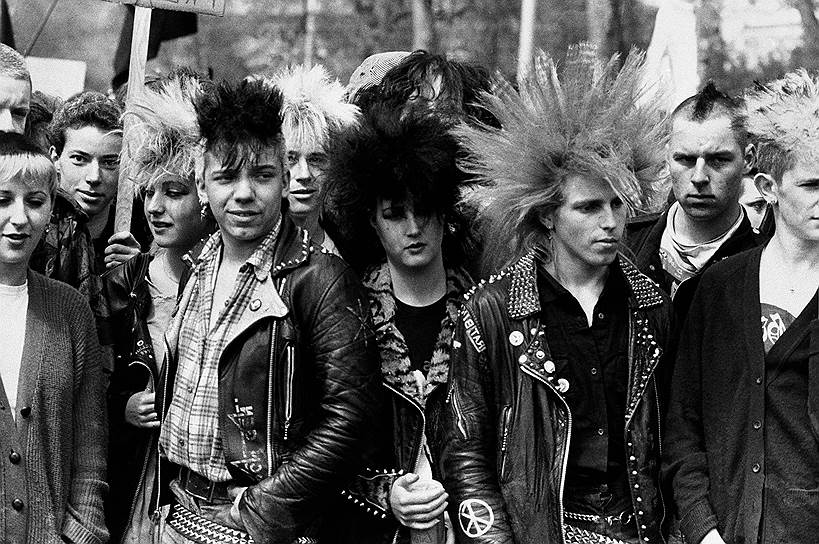 В конце 1970-х мир начал захватывать панк-рок («дрянной рок»). В нем упор делался на вокал и тексты, отличавшиеся критикой правительства, политики, богатых слоев общества. На волне панка взлетели группы Sex Pistols, The Clash, Stooges, Игги Поп