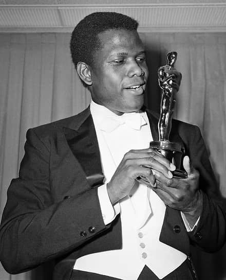 1964 год. Актер Сидни Пуатье стал первым в истории афроамериканцем, получившим премию «Оскар» за лучшую мужскую роль в фильме «Полевые лилии»