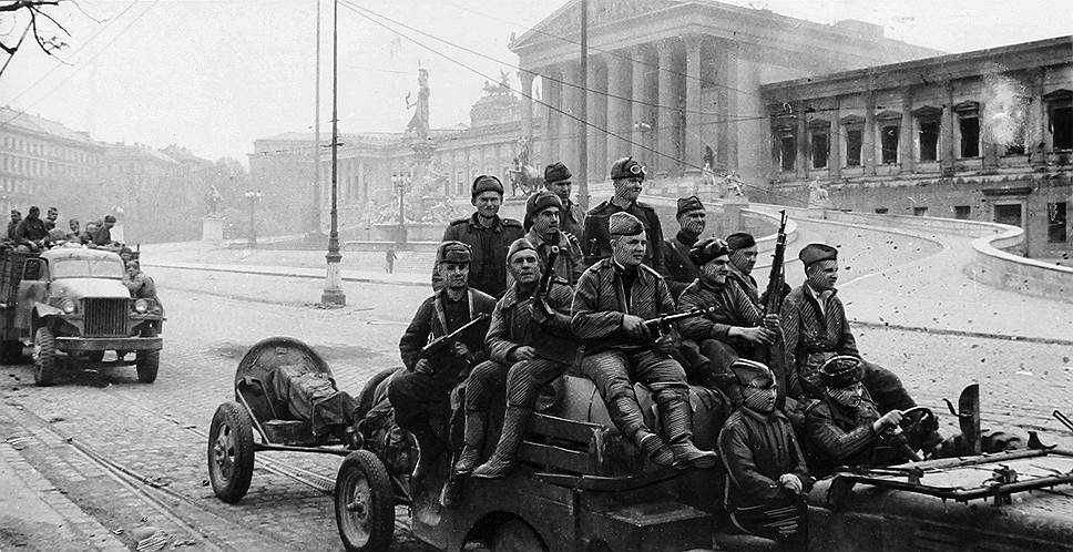 1945 год. Советские и болгарские войска захватили Вену (Австрия)