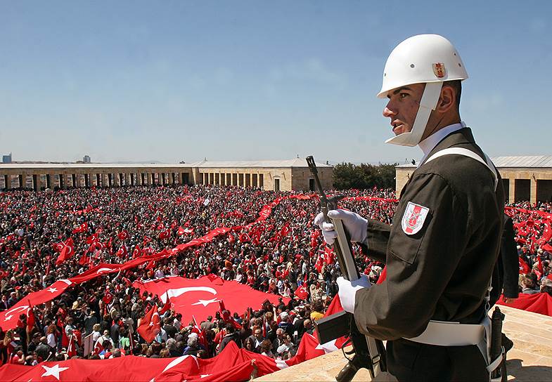 2007 год. Порядка 200 тыс. человек вышли на улицы Анкары в знак протеста против возможной кандидатуры действующего премьер-министра Турции Реджепа Тайипа Эрдогана на пост президента страны
