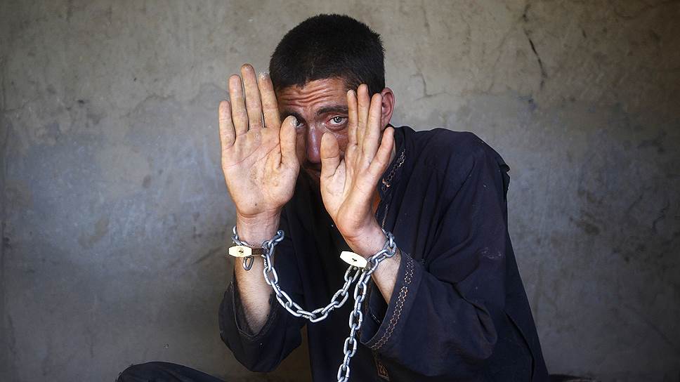 Афганец, страдающий психическим заболеванием, закованный в цепи в храме Миа али-Баба в Джелалабаде. Местные жители верят, что 40 дней изоляции могут положительно сказаться на состоянии людей, страдающих расстройствами психики