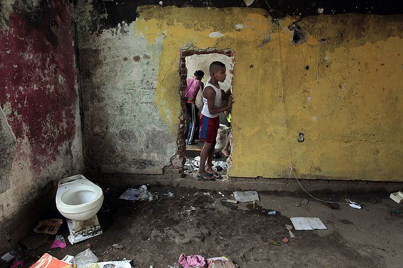 Выселение жителей одного из домов в Манаге, пострадавшего при землетрясении еще в 1972 году. После землетрясения 14 апреля 2014 года правительство Никарагуа признало дом небезопасным для проживания