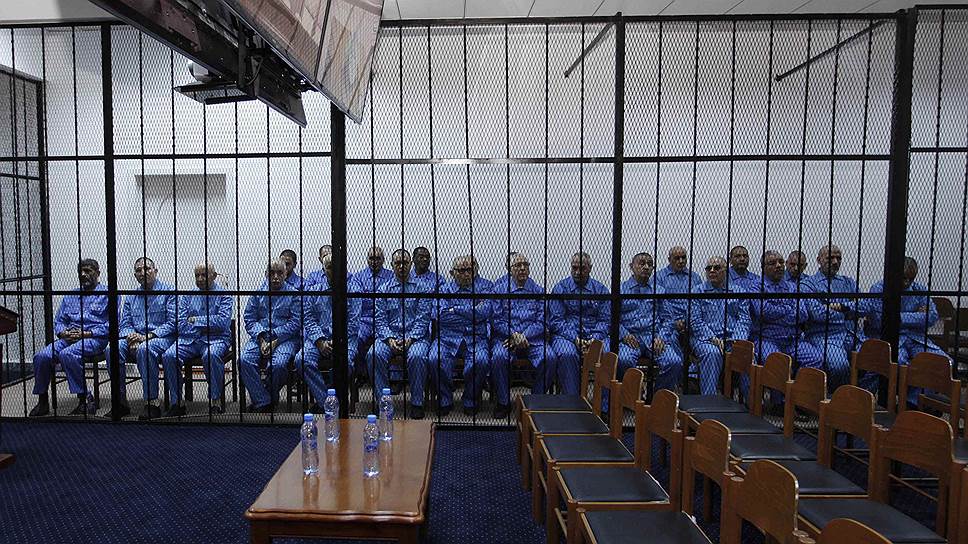 Чиновники правительства Муаммара Каддафи в зале суда в Триполи