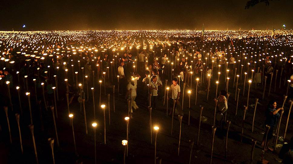Инсталляция «Свет мира в Филиппинах» в городе Отон, состоящая из 56690 свечей в форме карты страны и претендующая на запись в книге рекордов Гиннеса