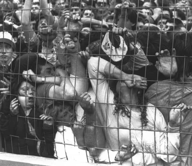 15 апреля 1989 года в Великобритании 96 болельщиков «Ливерпуля» были задавлены насмерть на стадионе «Хиллсборо» в Шеффилде во время полуфинального матча Кубка Англии с «Ноттингем Форест». Зрители верхних рядов, желая получше разглядеть начало матча, всей толпой рванулись вниз и прижали зрителей нижних рядов к решеткам безопасности