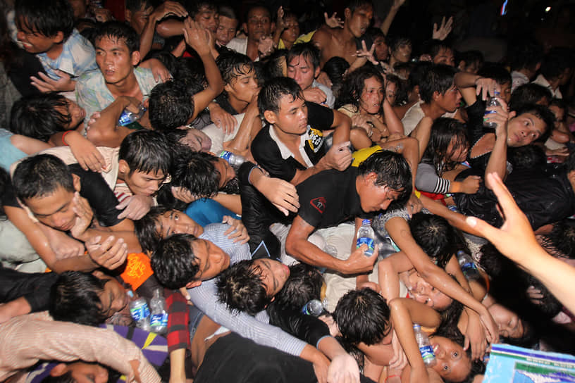 22 ноября 2010 года в Пномпене (Камбоджа) произошла давка во время фестиваля воды на мосту через реку Тонлесап. Причиной давки стала паника, предположительно возникшая вследствие неустойчивой конструкции моста и нескольких обмороков. Погибло 456 человек