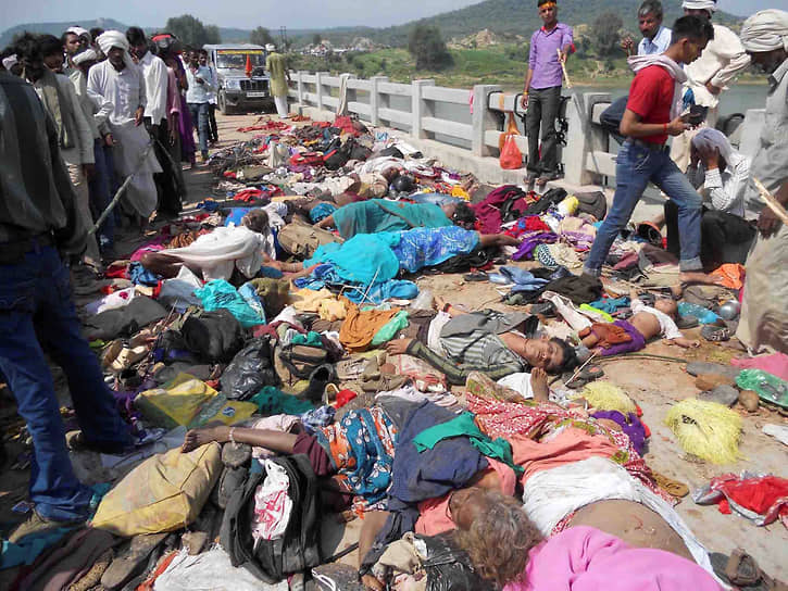 13 октября 2013 года в Индии во время давки вблизи храма Ратангарх в штате Мадхья-Прадеш погибло 109 человек. Трагедия произошла из-за слуха, что мост, ведущий к реке, неустойчив и может обрушиться