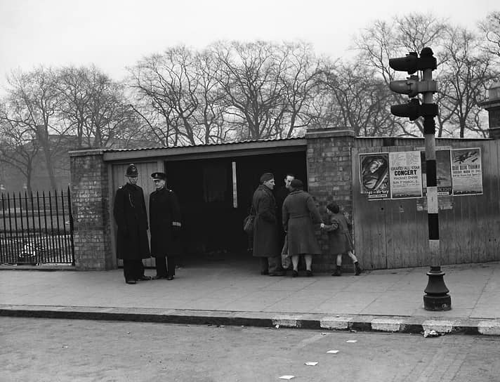3 марта 1943 года в Великобритании в давке на входе в бомбоубежище, которое впоследствии было переоборудовано в стацию лондонского метро Bethnal Green, погибли 173 человека. Люди устремились в укрытие из-за угрозы воздушной атаки, однако на входе несколько человек упали, в результате чего образовалась давка