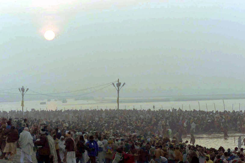 3 февраля 1954 года в Индии произошла давка на фестивале Кумбха-Мела в Аллахабаде. Чтобы увидеть процессию святых, толпа прорвала барьеры, что стало причиной давки. По разным оценкам, погибло от 500 до 800 человек