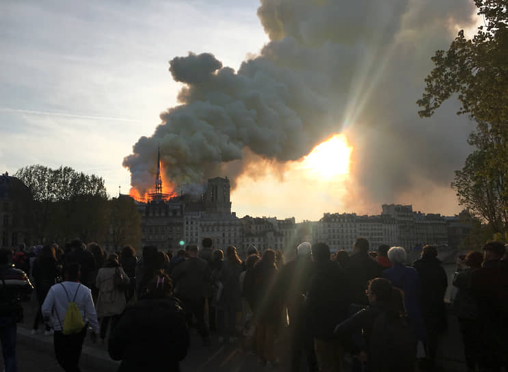 2019 год. Из-за пожара в соборе Парижской Богоматери обрушились шпиль и часть крыши. Кроме того, было повреждено внутреннее убранство 