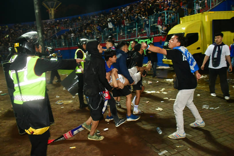 1 октября 2022 года на стадионе «Канджурухан» в Маланге (Индонезия) в давке погибли более 125 человек и около 320 — пострадали. Инцидент случился после поражения местной команды «Арема» от сурабайской «Персебаи». Фанаты проигравших устроили беспорядки на поле. Полиция в ответ применила слезоточивый газ, из-за чего началась паника и давка  