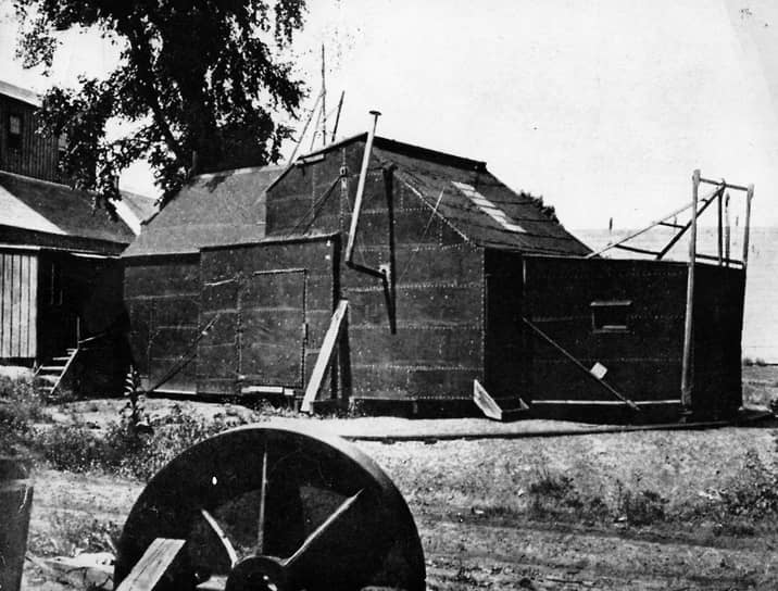 1891 год. Американский изобретатель Томас Эдисон провел общественную демонстрацию своего кинетоскопа, машины движущегося изображения
