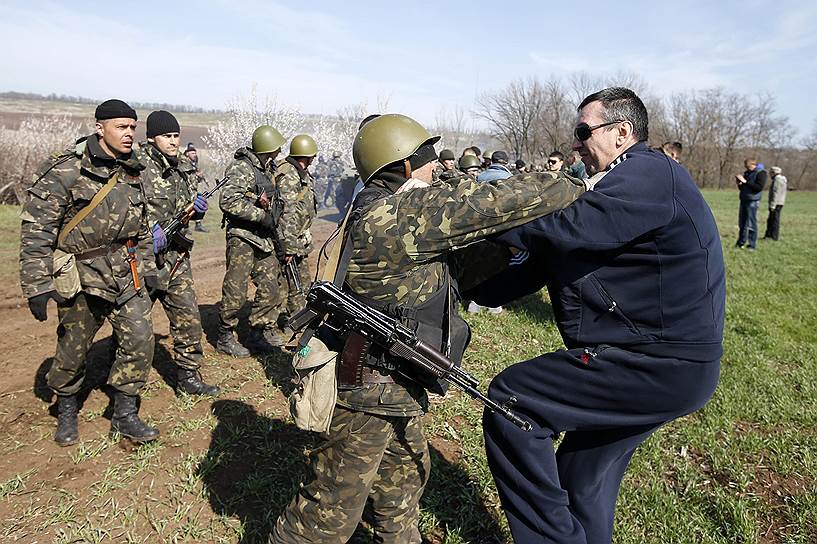 Украинские военные и сторонник федерализации Украины под Краматорском