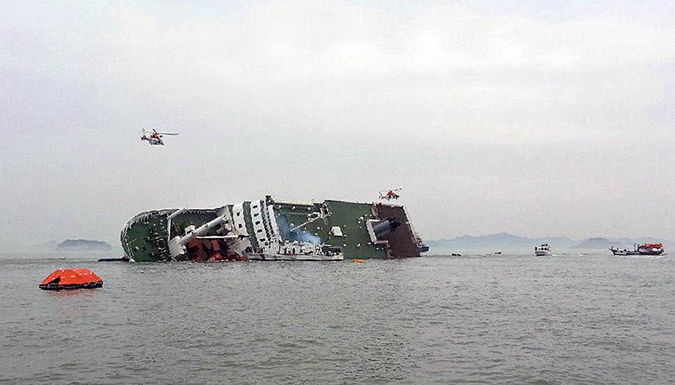 По предварительным данным, погибли четыре человека, включая одну женщину-члена экипажа и двух школьников. 55 человек получили травмы