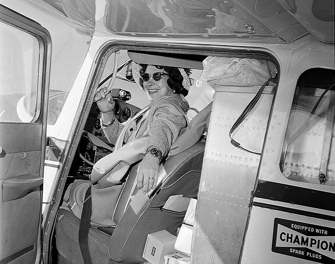1964 год. Американская летчица Джерри Мок стала первой женщиной, выполнившей одиночный кругосветный полет