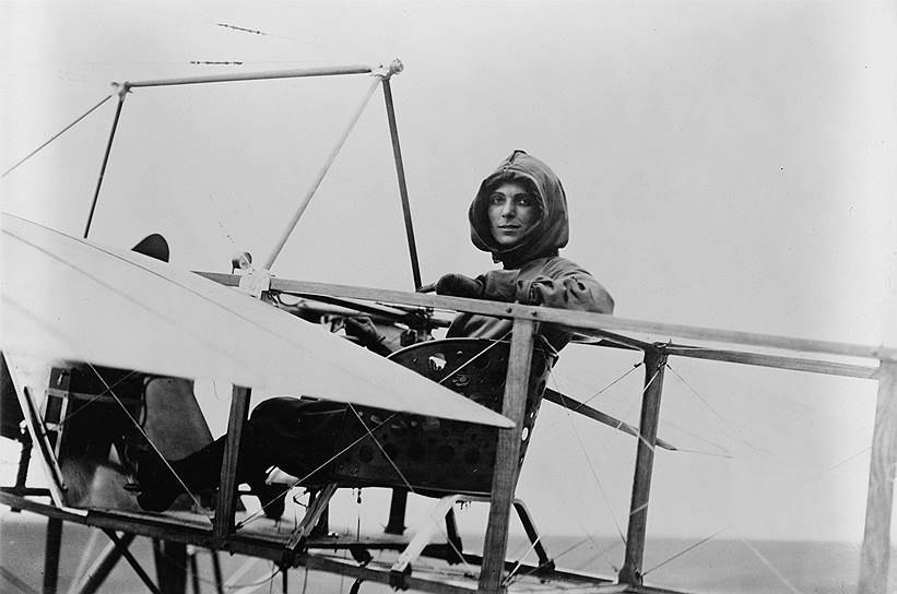 1912 год. Американская летчица Гарриет Куимби стала первой женщиной, перелетевшей через Ла-Манш