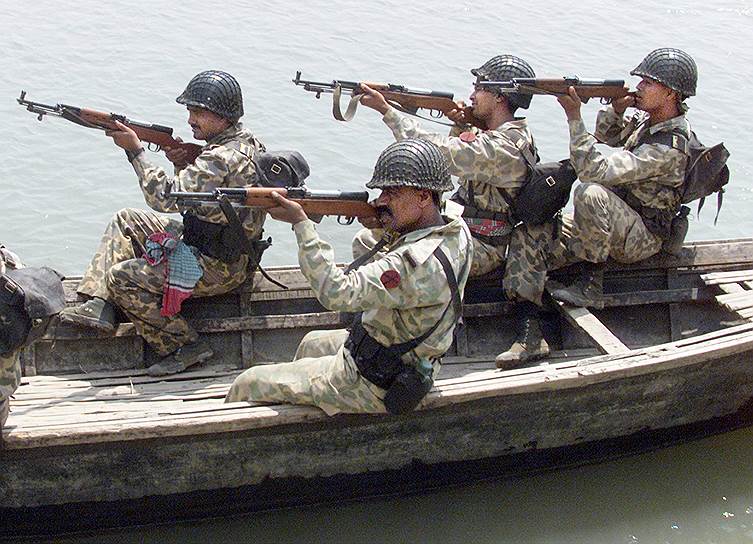 2001 год. Индийско-бангладешский пограничный конфликт, причиной которого послужило создание индийской армии форпоста на спорной территории. Бои велись в течение трех дней. В результате конфликта погибли трое военнослужащих Бангладеша и 16 индийских солдат, 10 тыс. жителей Бангладеш и 1000 индийцев стали беженцами