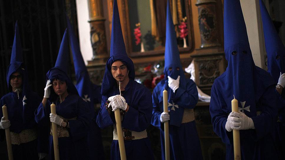 Страстная неделя в Испании, Малага. Католики принимают участие в традиционной процессии братства «Фусионадас»  