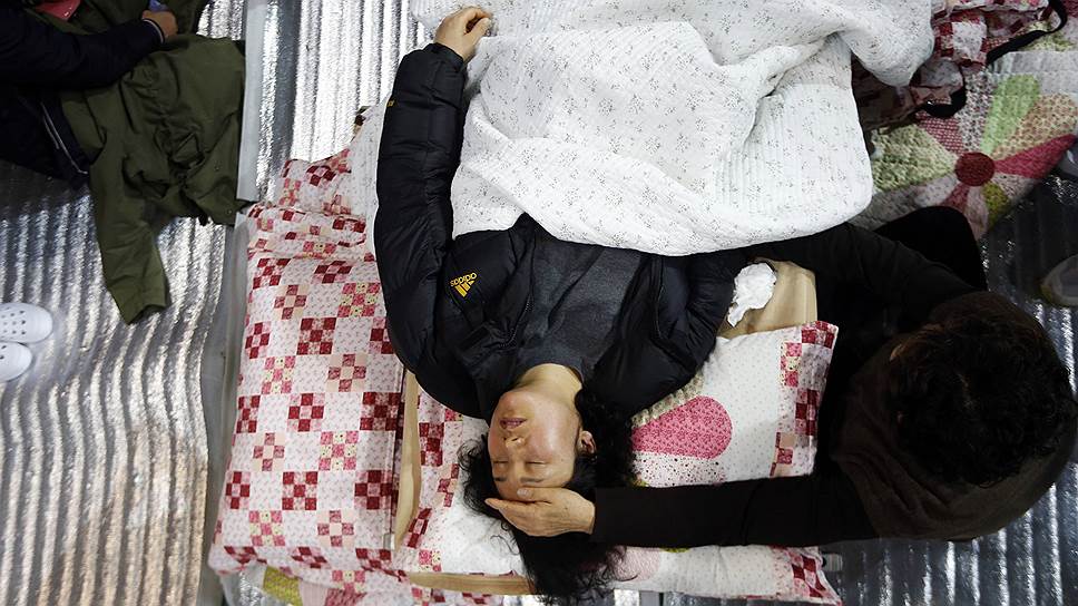 Родственница одного из пропавших пассажиров парома «Sewol», затонувшего у берегов Южной Кореи, потеряла сознание, ожидая новостей о ходе поисково-спасательной операции