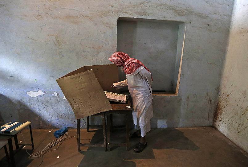 Индиец голосует на избирательном участке в деревне Шабазпур-Дор в штате Уттар-Прадеш