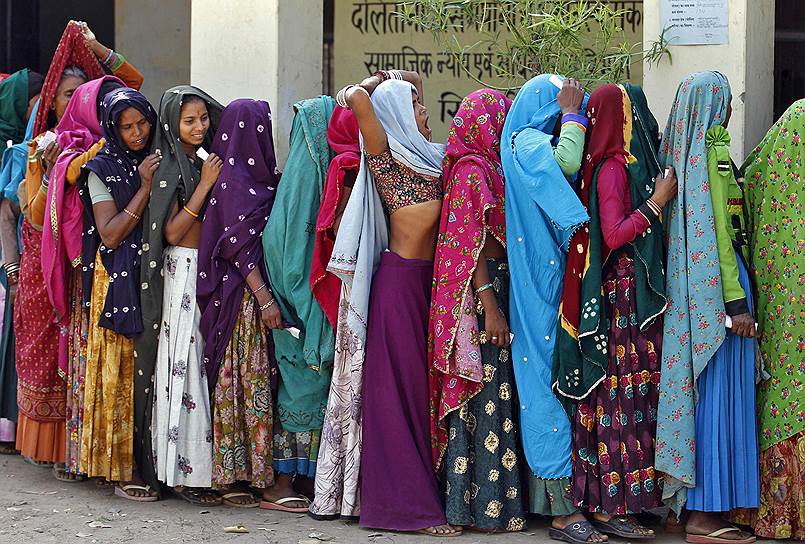 Индийские женщины в очереди к избирательному участку в Сирохи, штат Раджастхан