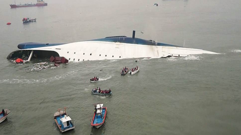 16 апреля. Почти 300 человек пропали без вести после того, как у берегов Южной Кореи затонул пассажирский паром