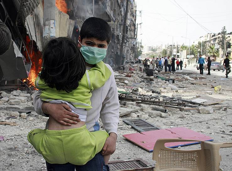Сирийские дети после авиаудара по Алеппо