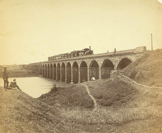 18 апреля 1853 года в Индии была открыта первая железная дорога. На сегодняшний день страна занимает четвертое место в мире по длине железных дорог (63 тыс. км) и перевозит около 6 млрд пассажиров и 350 млн тонн грузов