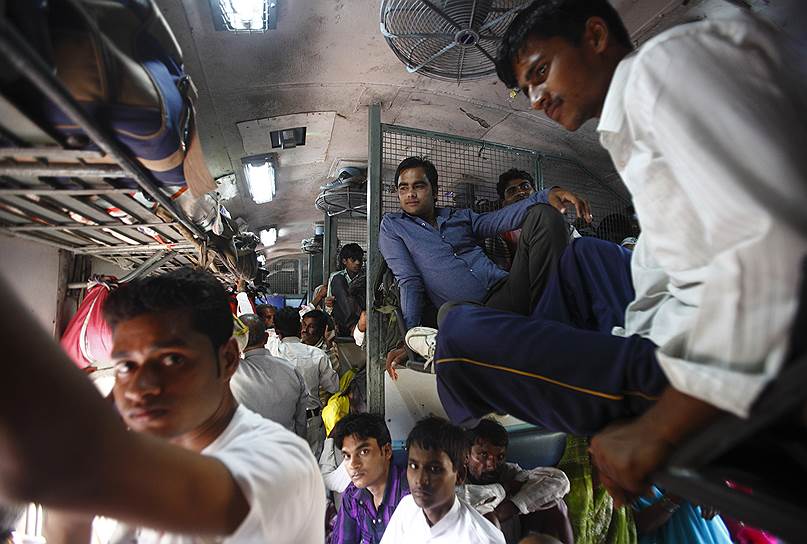 Одна из проблем, с которыми сталкиваются пассажиры, — воровство в вагонах. Для того, чтобы предотвратить преступление, под нижней полкой в индийских поездах есть стальные ушки или тросик, к которому пассажиры прикрепляют вещи замками. Их, кстати, продают на вокзалах 