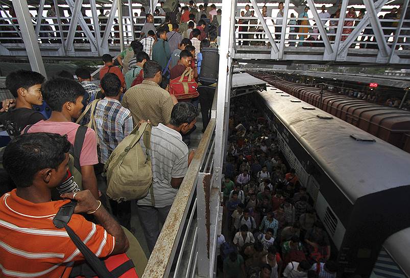 В Индии более шести тясяч железнодорожных станций, 7,5 тыс. локомотивов, более 280 тыс. товарных и пассажирских вагонов. Обслуживанием железных дорог заняты около 1,6 млн работников — это крупнейший штата сотрудников в мире 
