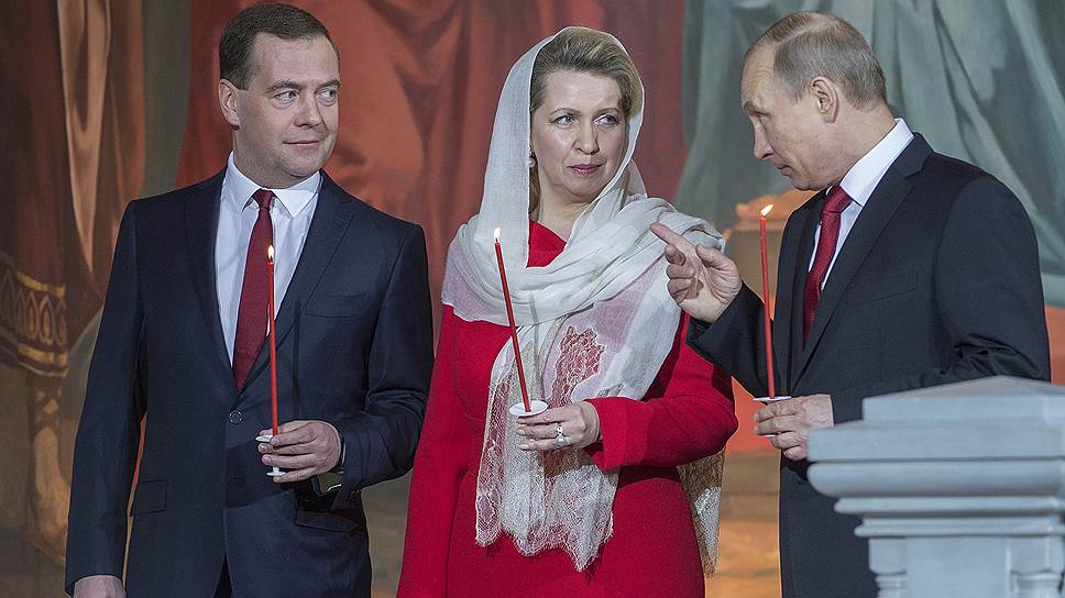 Слева направо: премьер-министр России Дмитрий Медведев с супругой Светланой Медведевой и президент России Владимир Путин во время службы