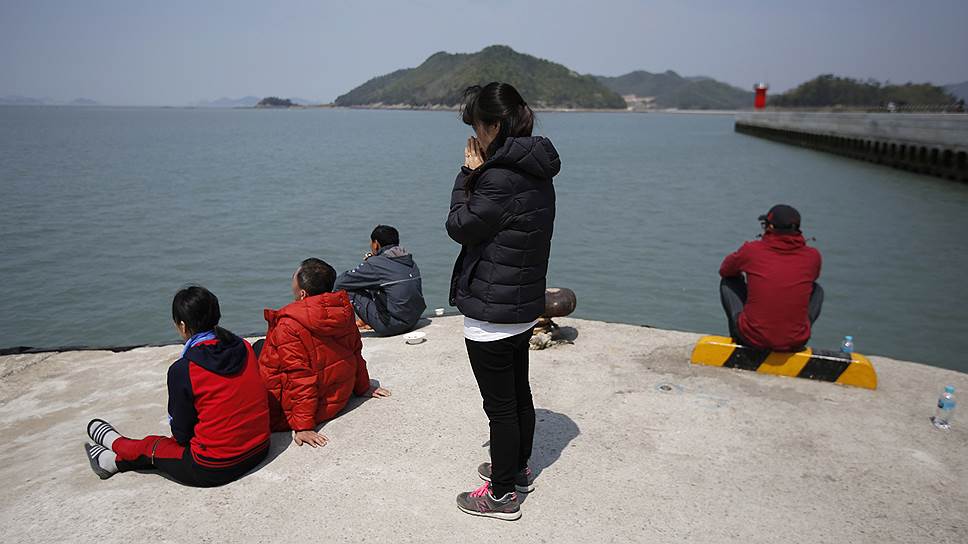 Поисково-спасательная операция в районе крушения южнокорейского парома возобновилась в полном масштабе 17 апреля утром после перерыва