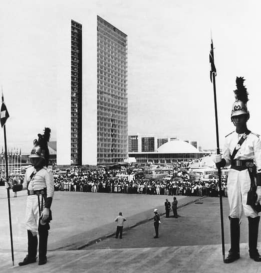 1960 год. Столицей Бразилии стал город Бразилиа. Его спроектировали и возвели за четыре года по проекту архитектора Оскара Нимейра &lt;br>
На фото: торжественная церемония переезда правительства Бразилии, 1960 год