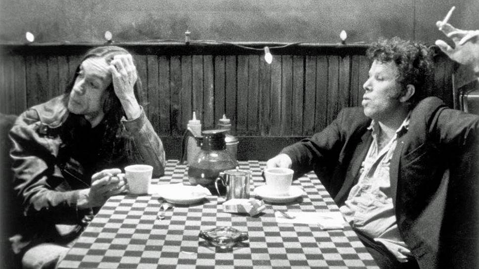 Помимо музыки, Игги Поп сделал карьеру и в кино. Всего он сыграл в 28 фильмах, а в 45 картинах появился в роли самого себя&lt;br>На фото: кадр из фильма «Кофе и сигареты». Игги Поп (слева) и Том Уэйтс