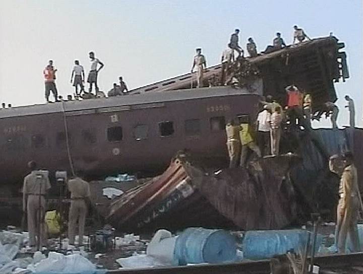 2005 год. В провинции Гуджарат недалеко от города Барода (Индия) пассажирский поезд столкнулся с товарным составом. Погибли десятки человек
