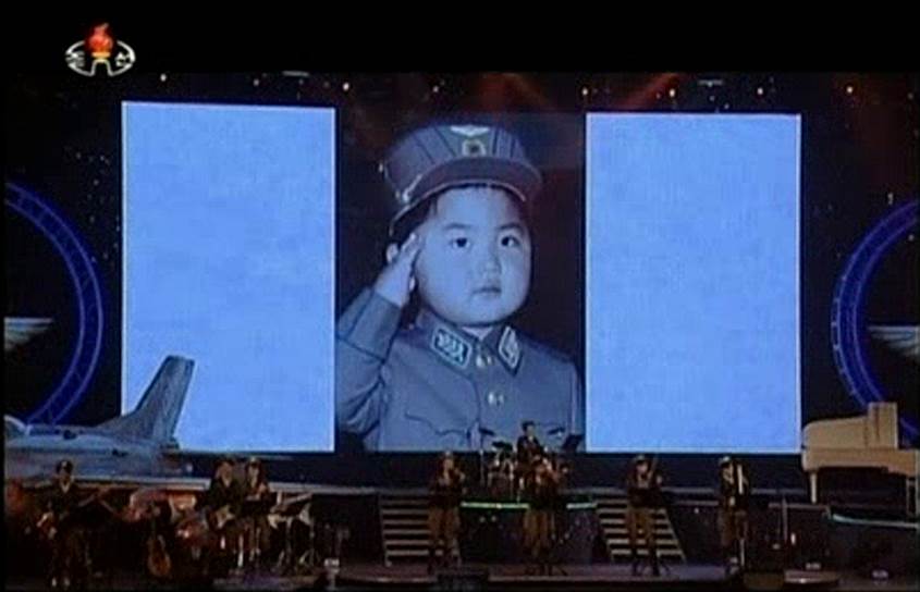 Детская фотография Ким Чон Ына в форме ВВС КНДР, показанная в эфире северокорейского государственного телевидения