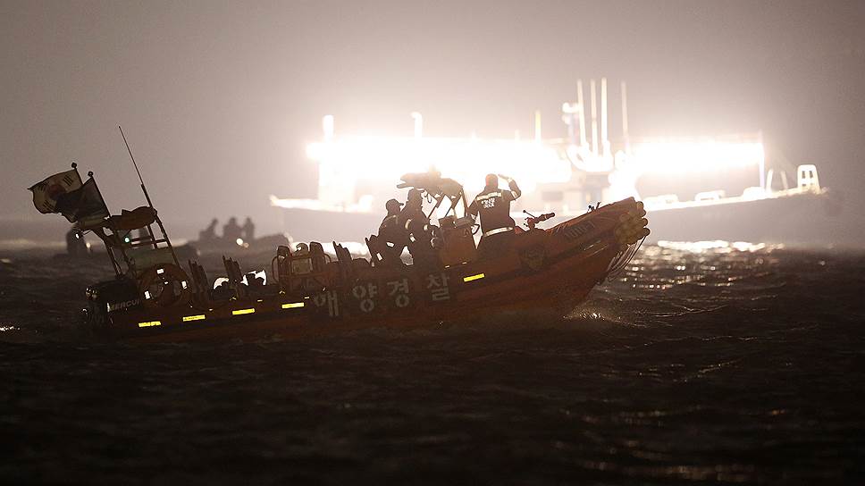 Поисково-спасательная операция на месте крушения южнокорейского парома Sewol