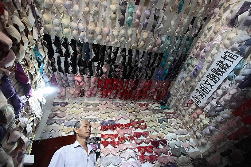 Китайский общественный деятель Чэнь Цинцзу за 20 лет поездок по учебным заведениям с просветительскими лекциями о раке молочной железы собрал коллекцию из более 5000 бюстгалтеров